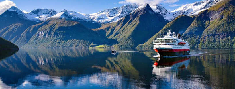 hurtigruten dans les fjords norv&eacute;giens